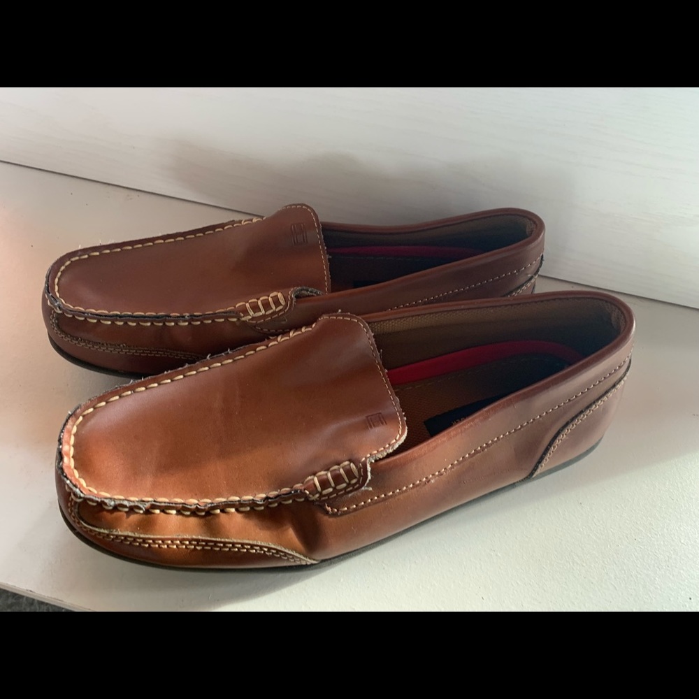 Men’s Tommy Hilfiger brown leather loafers size 8.5